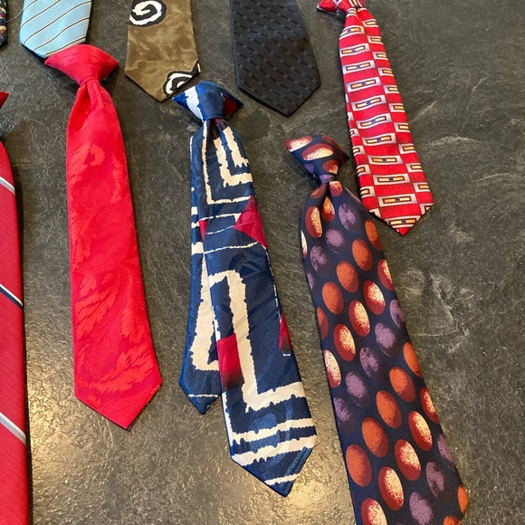 Boys lot of 19 clip on ties - Picture 9 of 9